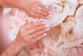 Dwustronny pędzel gąbka do ombre i nail art z cyrkoniami biały 04.jpg