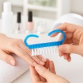 szczoteczka mini do usuwania pyłu manicure i pedicure niebieska uzycie 02.jpg