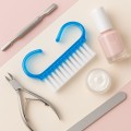 szczoteczka mini do usuwania pyłu manicure i pedicure niebieska uzycie gabinet.jpg