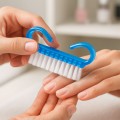 szczoteczka mini do usuwania pyłu manicure i pedicure niebieska uzycie.jpg